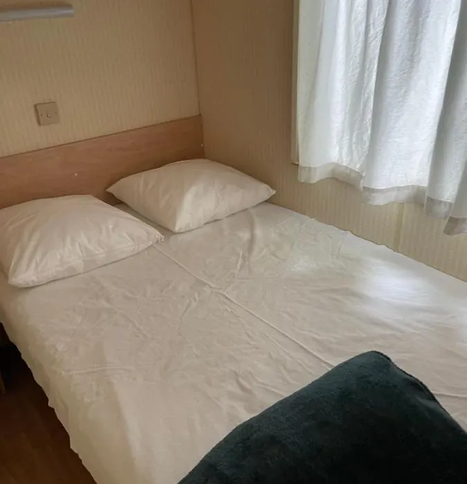 Mobil-home climatisé pour 6 personnes au maximum, avec 3 chambres et une grande terrasse, entièrement et totalement équipé mais sans WIFI, avec les draps compris mais Piscine et Restaurant non garantis à compter de septembre-1