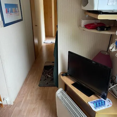 Mobil-home climatisé pour 6 personnes au maximum, avec 3 chambres et une grande terrasse, entièrement et totalement équipé mais sans WIFI, avec les draps compris mais Piscine et Restaurant non garantis à compter de septembre-3