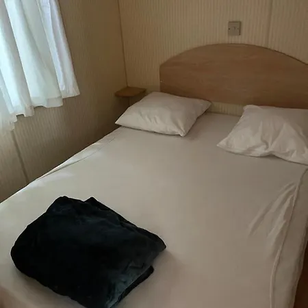 Mobil-home climatisé pour 6 personnes au maximum, avec 3 chambres et une grande terrasse, entièrement et totalement équipé mais sans WIFI, avec les draps compris mais Piscine et Restaurant non garantis à compter de septembre-2